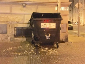 Po Budějcích zapaloval neznámý žhár popelnice. Způsobil škodu za více než 20 tisíc korun
