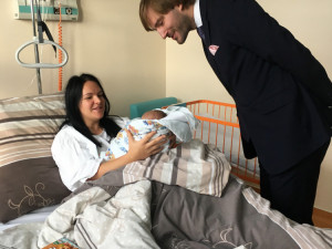 Novorození Budějčáci a Budějčandy měli VIP návštěvu, porodnici navštívil ministr zdravotnictví Adam Vojtěch