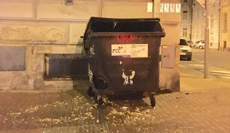 Neznámý žhář zapálil kontejnery v několika budějckých ulicích.