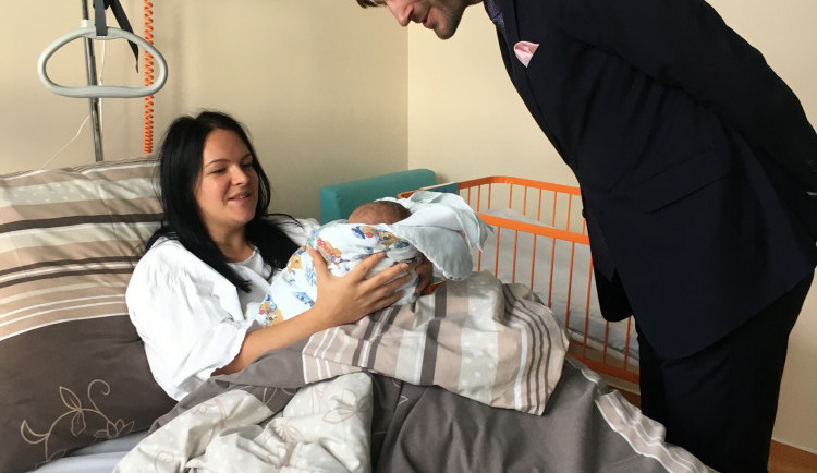 Ministr zdravotnictví Adam Vojtěch navštívil na Nový rok budějckou porodnici