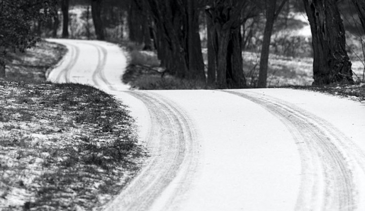 SJÍZDNOST: Jihočeské silnice jsou sjízdné s opatrností, hrozí sněhové jazyky