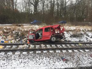 FOTO/VIDEO: Na Hluboké se střetl vlak s automobilem, železniční doprava na trati stojí