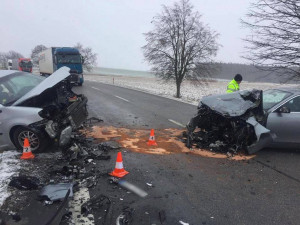 U Lišova se srazila dvě auta. Silnice na Štěpánovice je uzavřená