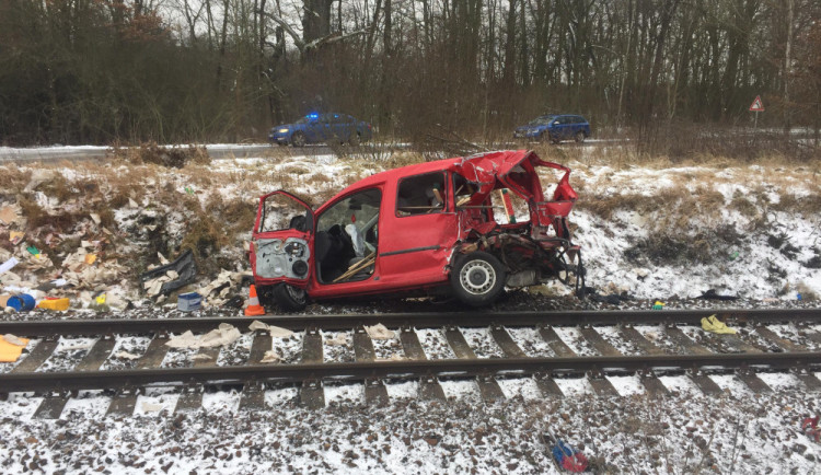 Na Hluboké se střetl vlak s automobilem, železniční doprava na trati stojí.