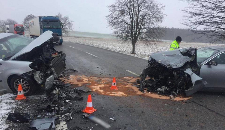 Střet dvou osobních aut u Lišova.