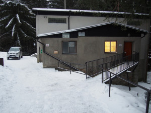 Automatický externí defibrilátor.