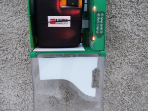 Automatický externí defibrilátor.