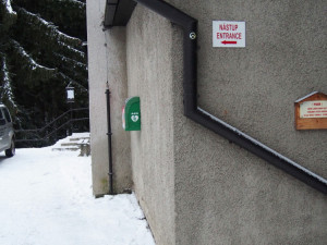 Automatický externí defibrilátor.