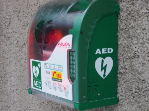 Automatický externí defibrilátor.