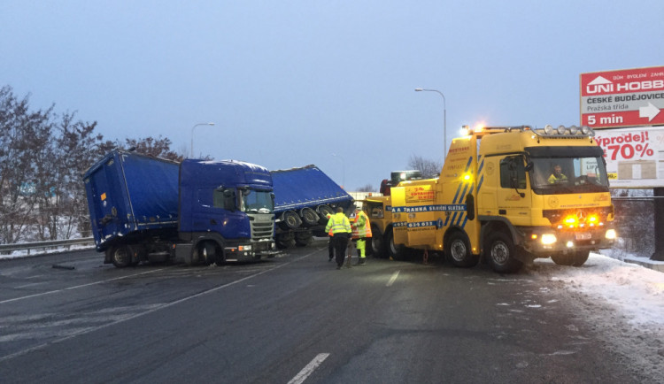 Na Dlouhé louce se ráno řevrátil kamion.