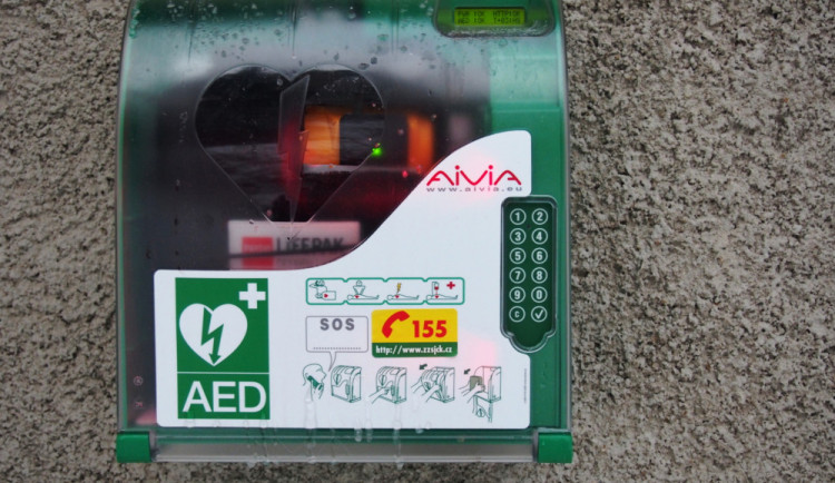 Automatický externí defibrilátor.