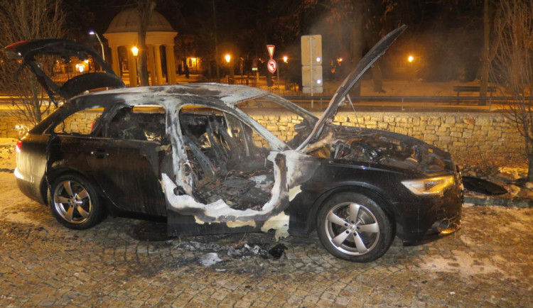 Hasiči likvidovali požár auta. Škoda se vyšplhala na půl milionu
