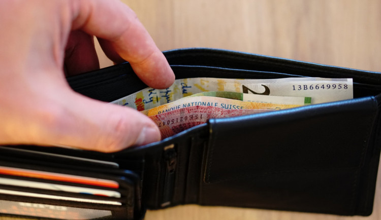 Ztráta peněženky v zahraničí? S hledáním začněte na českých úřadech