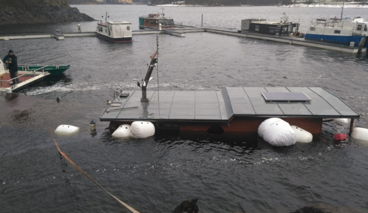 Potopený houseboat