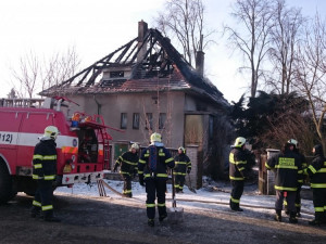 Vyhořelý dům v Čimelicích, na který lidé posílali peníze, stále chátrá a oprav se asi jen tak nedočká
