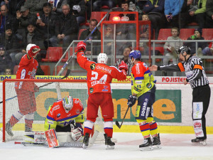 Poruba vedla po dvou třetinách v Budvar aréně 2:0. Na snímku branka Jiřího Zdeňka