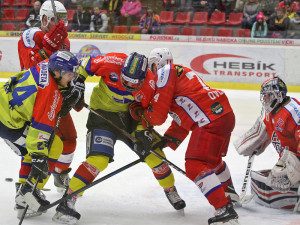 Beránek bráněný Ovčačíkem, vlevo Dančišin