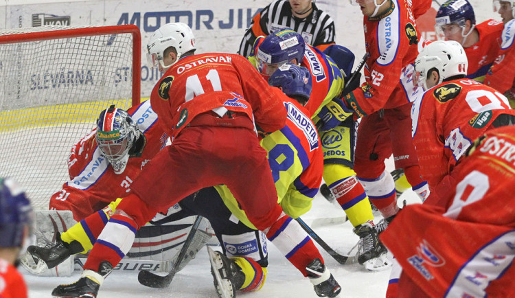 Ostravský bek Urbanec v souboji s Karabáčkem před gólmanem Kůdelou
