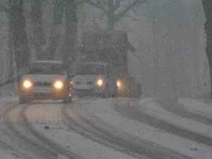 Na jihu Čech stále sněží. Komplikuje se doprava, několik stovek domácností je bez elektřiny