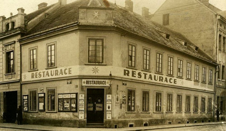 Restaurace Modrá hvězda kolem roku 1949 na nároží Lidické a Mánesovy.