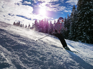 Do lyžařských areálu na jihu Čech dorazily tisíce návštěvníků