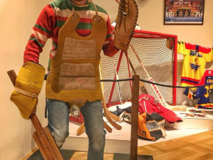 Milan Džuba se učí bruslit.