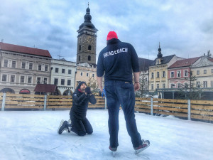 Milan Džuba se učí bruslit.