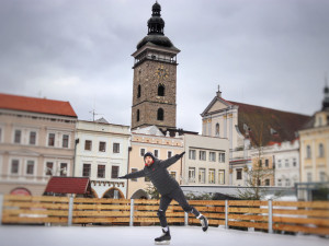 Milan Džuba se učí bruslit.