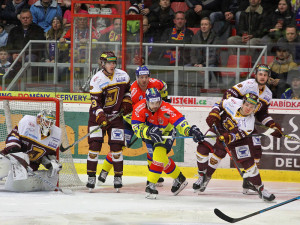 Střelec vedoucí trefy Dukly Lukáš Anděl vyhazuje kotouč od vlastní branky před Davidem Gilbertem