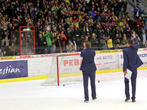 Po utkání přišli divákům poděkovat také domácí trenéři Václav Prospal a Aleš Totter