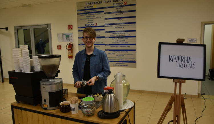 David Stránský se svou Kavárnou na cestě pomáhá táborské nemocnici