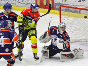 Jakub Babka se snaží o teč, puk ale míří mimo Královu bránu