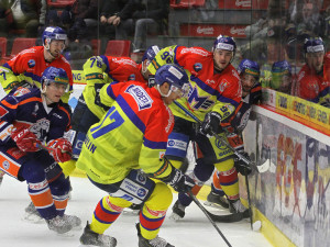 Souboj u hrazení mezi Martinem Heřmanem a Martinem Kadlecem