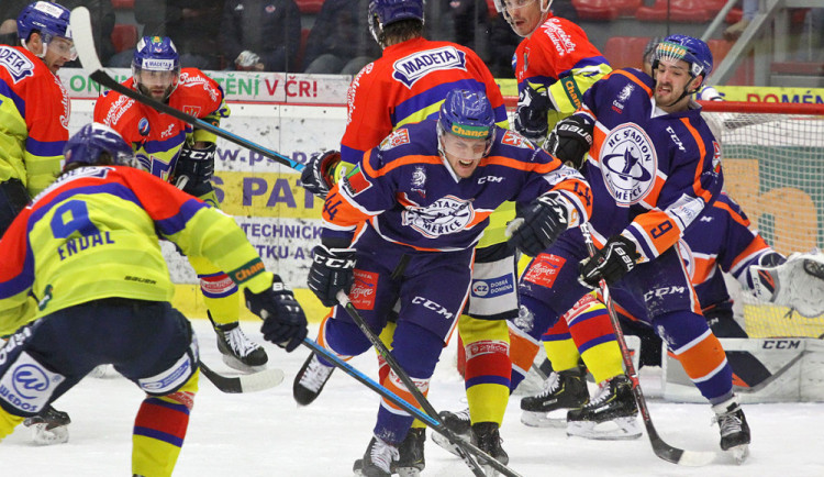 Litoměřičtí obětavě blokovali domácí střely. Na snímku schytal Endálovu ránu Patrik Marcel, vzadu Jan Strejček s Žigou Pavlinem