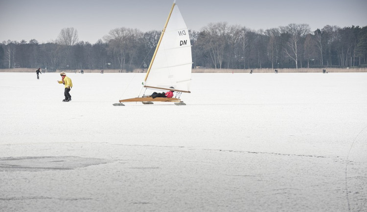 Led na Lipně zatím není dostatečně silný