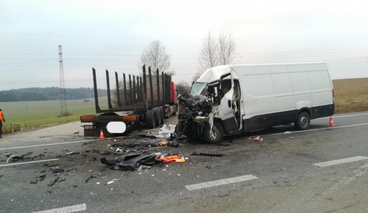 Hlavní silniční tah mezi Pískem a Protivínem uzavřela vážná dopravní nehoda
