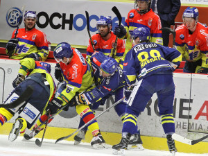 Souboj o kotouč u domácí střídačky