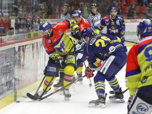 Na Martina Nováka hrajícího podél hrazení dotírá hostující Vojtěch Tomi