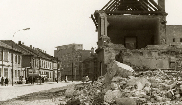 Kromě koldomu už ani jeden z domů na tomto snímku neexistuje