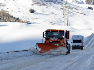 Jihočeští silničáři odklízejí sníh se 189 sypači