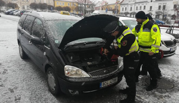 Nemůžete nastartovat? Zavolejte městskou policii