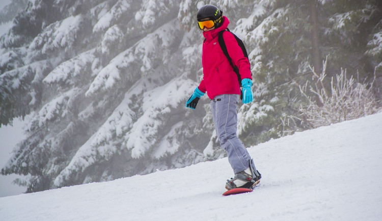 Nedělní snowboarding skončil těžkým zraněním. Na Lipno letěl vrtulník