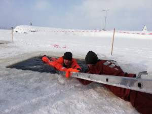 FOTO: Při proboření ledu nezmatkovat, varují záchranáři