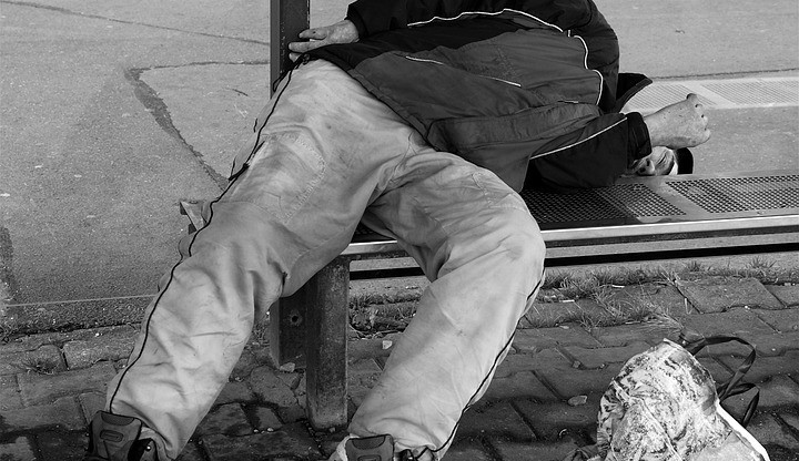 Opilý muž usnul na zastávce