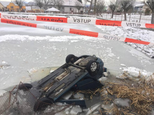 Do požární nádrže ve Strážkovicích sjelo auto