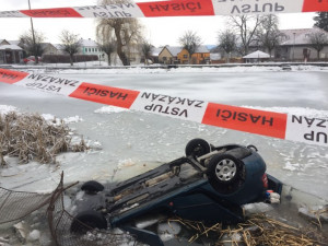 Do požární nádrže ve Strážkovicích sjelo auto