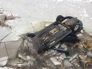 Do požární nádrže ve Strážkovicích sjelo auto