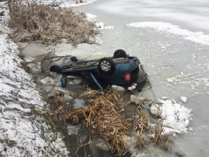 Do požární nádrže ve Strážkovicích sjelo auto