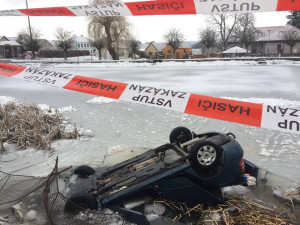 Do požární nádrže ve Strážkovicích sjelo auto