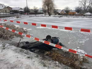 VIDEO: Do požární nádrže ve Strážkovicích sjelo auto. Nehoda se obešla bez vážných zranění